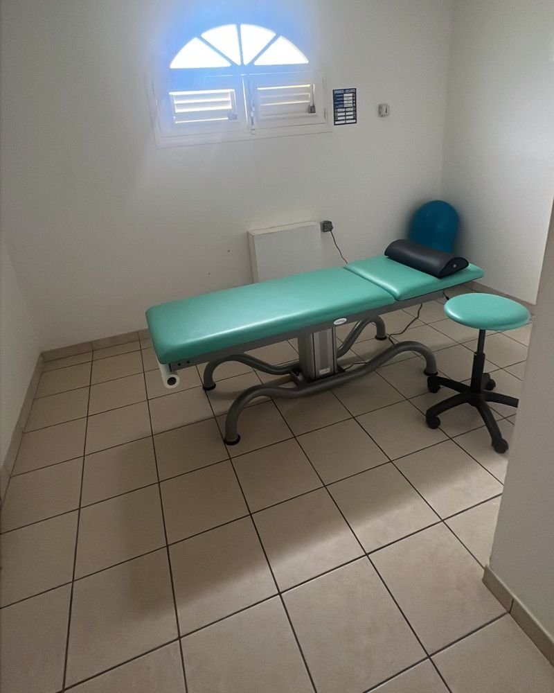 Salle de soin du cabinet avec table vert d'eau