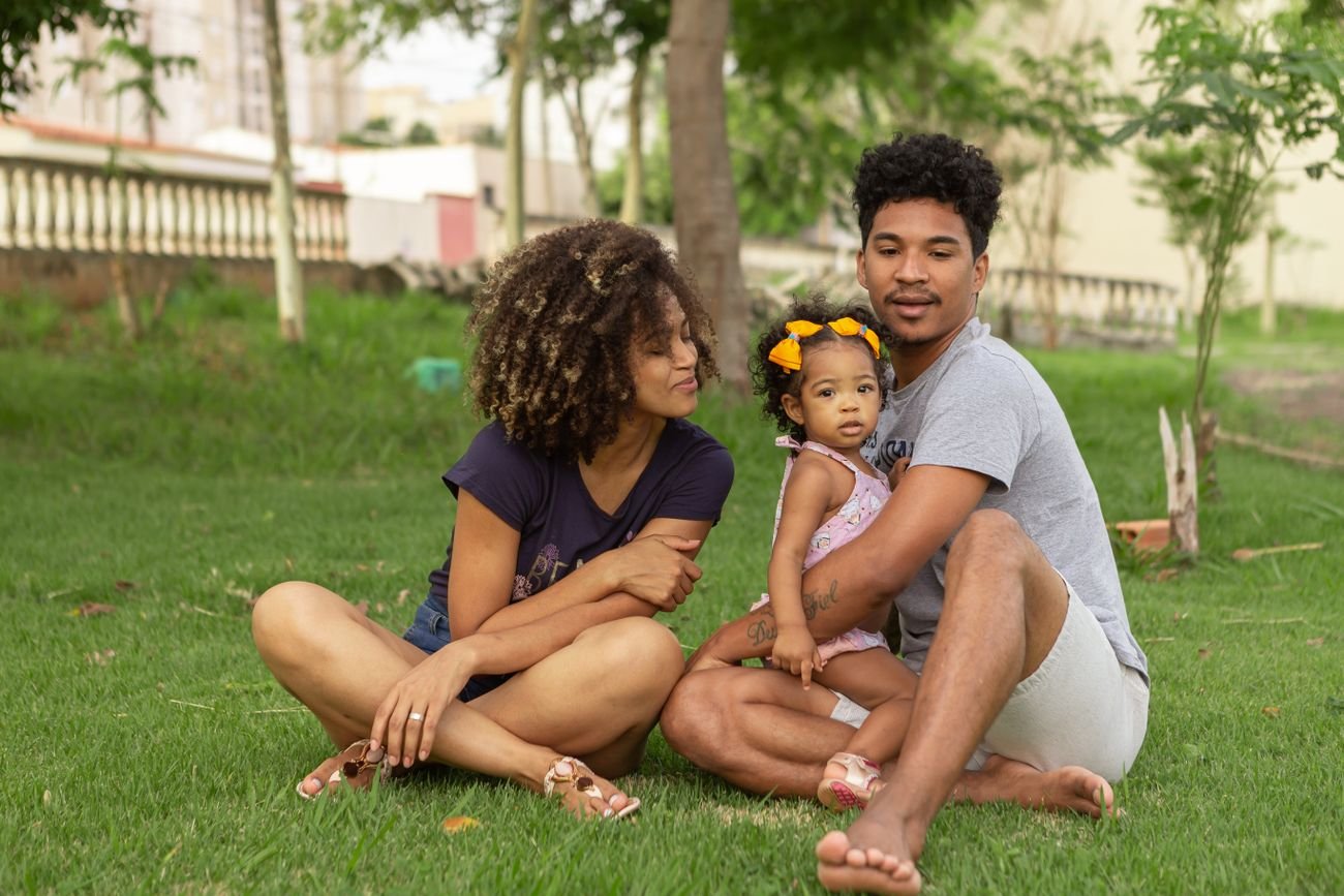 Une famille assise dans un jardin