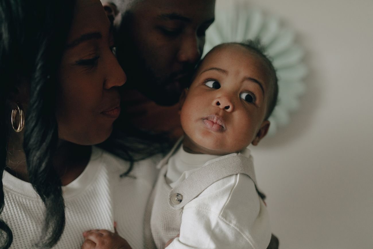Une maman embrasse son jeune enfant