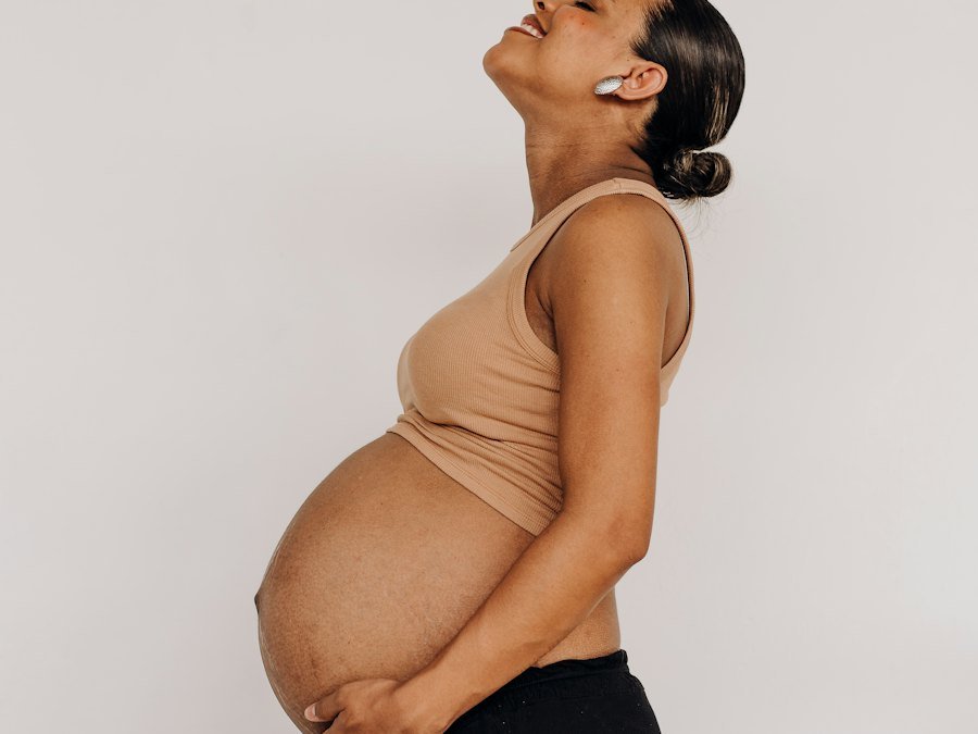 Femme enceinte de profil