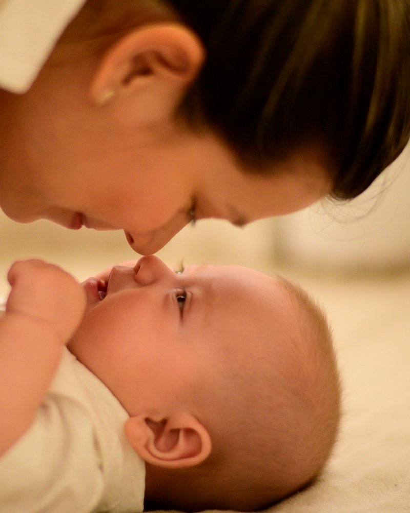 Une mère et son bébé, front contre front